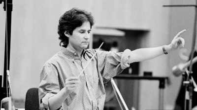 Horner makes the strings feel
strange and alien and ethereal, - Aliens Expanded