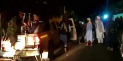 [horns honking] - Escape from Kabul