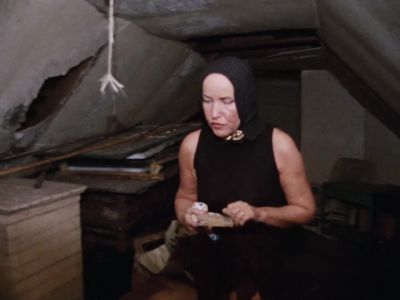 Horrors Somebody's removing the books from my room - Grey Gardens