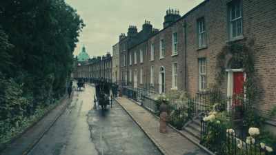 [Horse carriage approaches
and indistinct chatter] - Miss Scarlet and the Duke