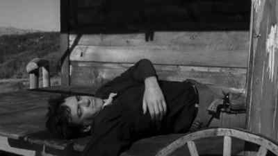 (horses clomping) - Gun the Man Down