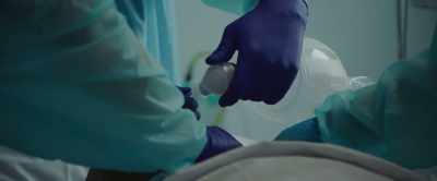 - [Hospital Worker 2] Coughie inflated. - This England
