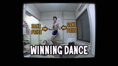 [host] Nasubi does this week's
winning dance with sake. - The Contestant