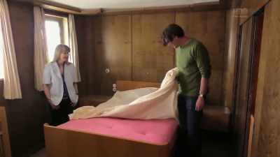 Hot pink. -It's nice.
-Yes. -Nice, firm mattress. - Houston, We Have a Problem!