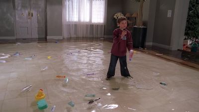 House clean yourself up buzzes - "The Wonderful World of Disney" Home Alone 4: Taking Back the House