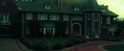 (house grumbling) - Woman in the Maze