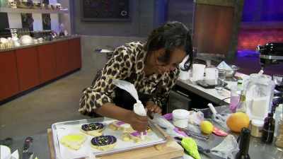 - How are you doing, Janae?
- [groans] I'm doing. - Halloween Cookie Challenge