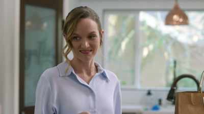 - How are you doing? Yeah?
- I'm great. - Romance in Hawaii