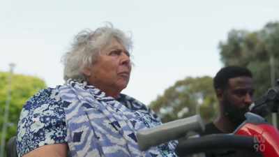 How are you meant to see her
when all you do - Miriam Margolyes: Australia Unmasked