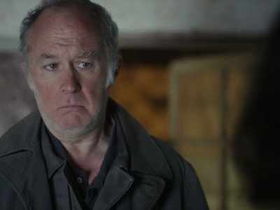 - How did you get in...?
- Through the door. - Un amor