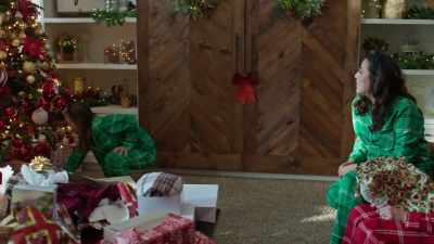 - How did you get this?
- Now I love you. - A Christmas of Wonders
