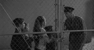 How did you kids get in here?
We're leaving now. - The Space Children
