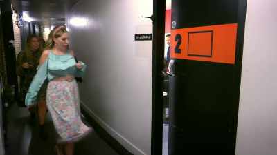 - How did you know?
- 'Cause you suddenly lifted your shirt up. - Backstage with Katherine Ryan