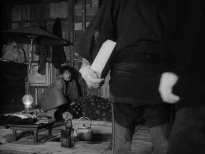 - How do we get her up?
- Wrap her in the futon. - Woman in the Dunes