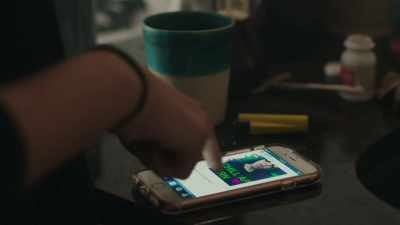 How do you know it's me,
dad, or Noni calling?
(Anja coughs) - High Maintenance