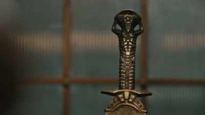 How do these artefacts bring
the Noble Dragon to heel? - The Watch