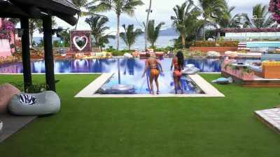 HOW DO THEY GET IT SO BLUE? - Love Island