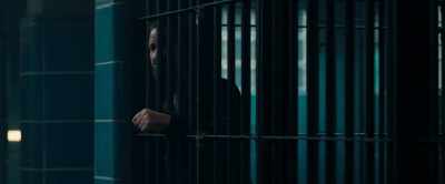 How do you think he got in here?
He sucker-punched a cop, you! - Copshop