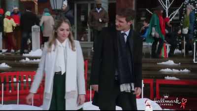 How does Elle Bennett
sell herself? - Jingle Around the Clock