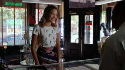 - How you doin', Cassie?
- Good. Hi, Dennis. - Famous in Love