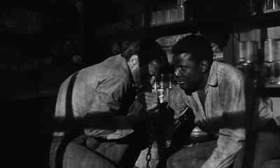- How you doin', Joker ?
- My wrist ... My wrist ... - The Defiant Ones