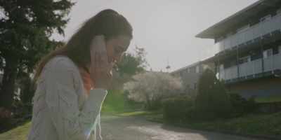 - How you doing?
- I'm good. - Maid