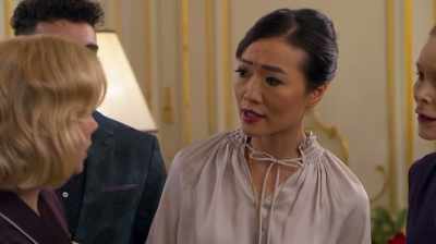 - How far apart are the contractions?
- Close. Getting stronger. - A Christmas Prince: The Royal Baby