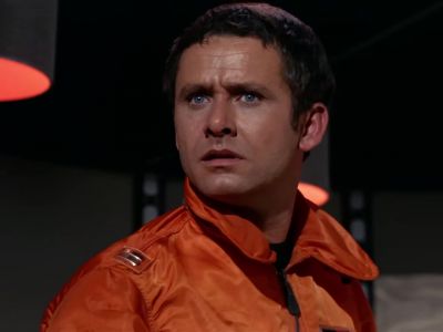 - How is he, Doctor?
- He'll be dead in halfan hour... - Star Trek