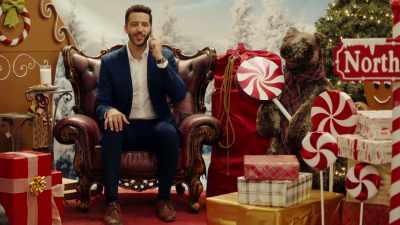 - How you holding up?
- It's been overwhelming, - Mom's Christmas Boyfriend