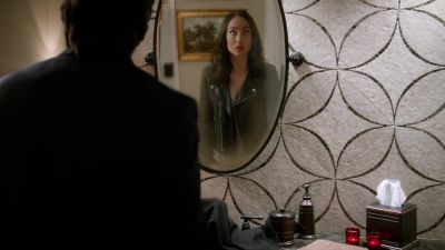 How--how are you doing that? - DC's Legends of Tomorrow