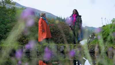 -- How... It's ama... You don't even
know it's here from the back. - Extraordinary Escapes with Sandi Toksvig