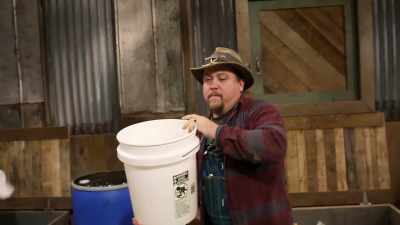 -How that mash look, mike?
-[mike] looks good. - Moonshiners: Master Distiller