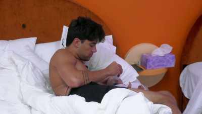 >> HOW MUCH FOOD DOES THIS BABY
NEED. - Love Island