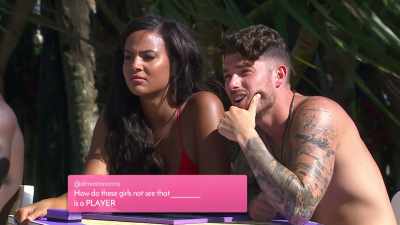 HOW THIS GIRL DOES NOT SEE THAT
BLANK IS A PLAYER. - Love Island