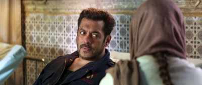 - How were you burned?
- A fire in the refinery. - Tiger Zinda Hai
