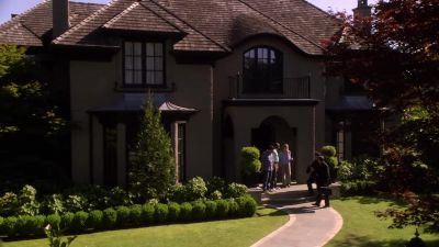 - How's she doing?
- She's exhausted and a bit confused. - Psych