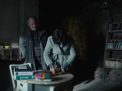 - How's the beast doing?
- He's fine. - Un amor
