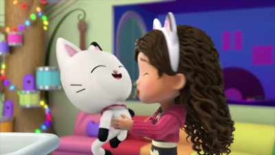 -Hug attack! [laughs]
-[Gabby laughs] - Gabby's Dollhouse