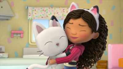 -Hug attack! [laughs]
-Oof! [laughs] - Gabby's Dollhouse