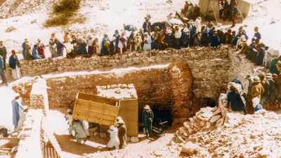 Huge crowds descended on the tomb, - Tutankhamun: Secrets of the Tomb
