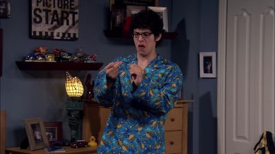 - HUH.
CHICKEN. - Victorious