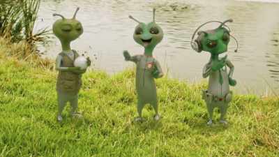 - Huh, mee?
- [delighted giggling] - Alien TV