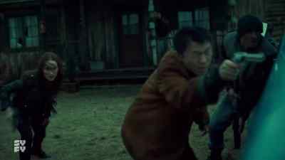 - Hui!!
- Go! Don't let him waste this! - Wynonna Earp