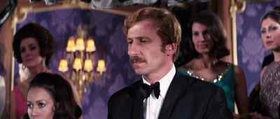 Huit. Á la banque. - On Her Majesty's Secret Service