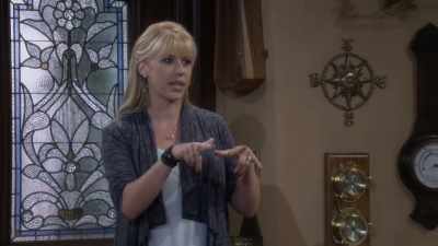 Hunter, I apologize.
This is my family not embarrassing me. - Fuller House