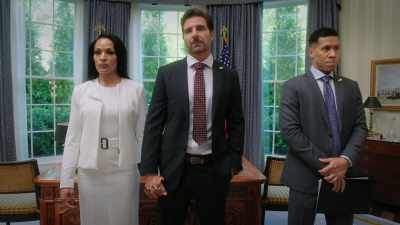 HUNTER: WHY? WHEN I LOVE
SQUEEZING IT SO TIGHTLY. - Tyler Perry's The Oval