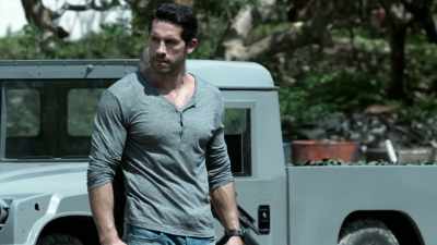 Hunting your equal
on the evolutionary scale. - Hard Target 2