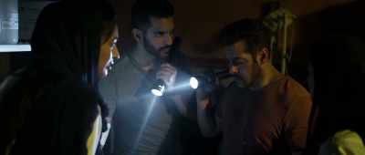 Hurry, switch the labels.
Namit, help them. - Tiger Zinda Hai