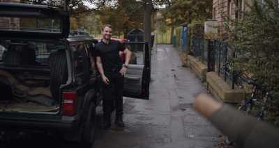 - Hurry up.
- Nice to see you too, mate. - Calibre