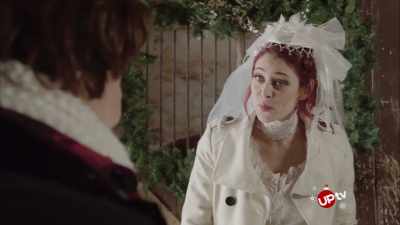 - Hvordan vidste du, jeg kom?
- Colt ringede. - Christmas Wedding Runaway